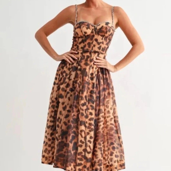 Dresses & Skirts - Leopard Print Midi Dress